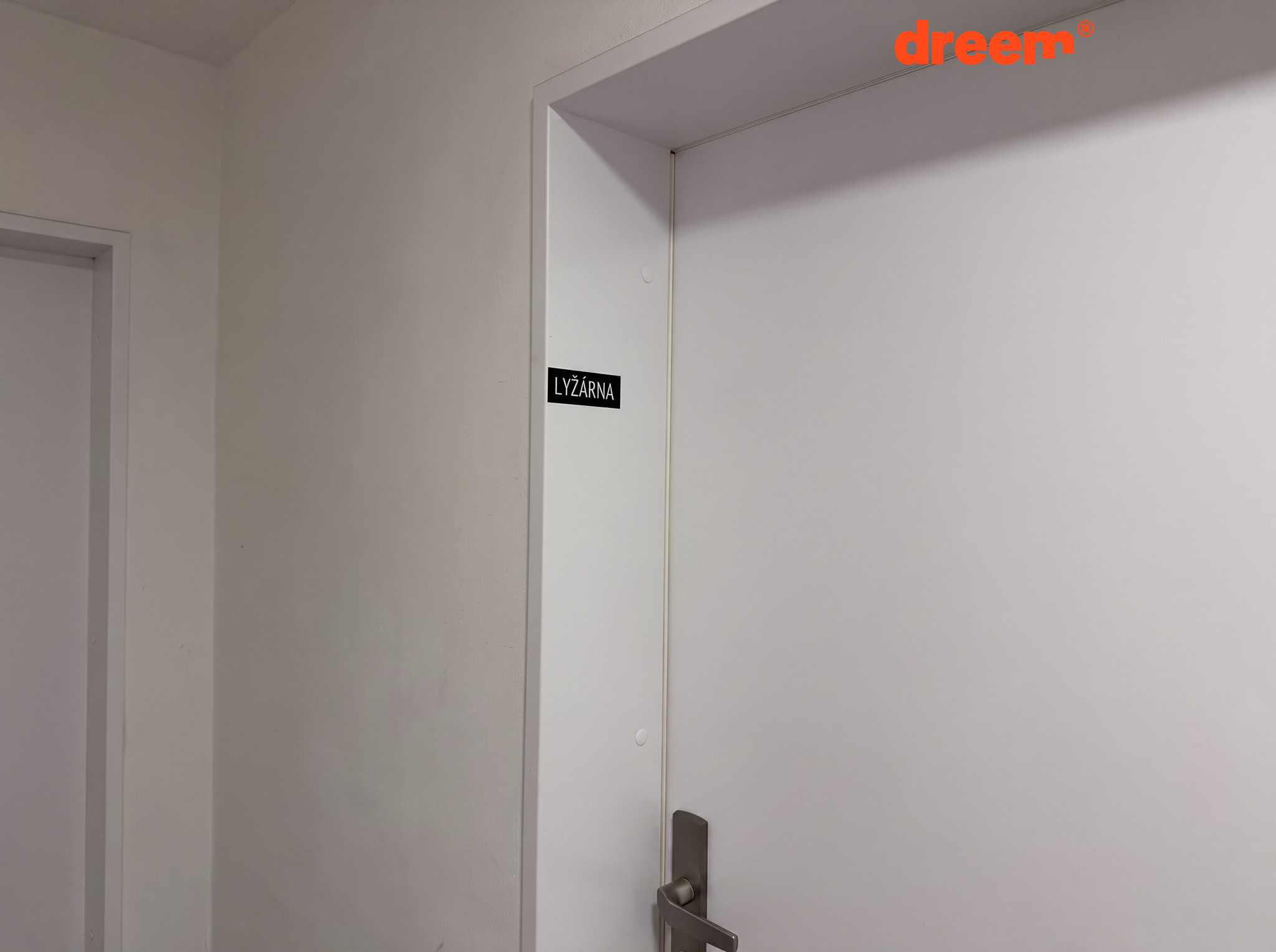 Bílé dveře se štítkem s nápisem lyžárna