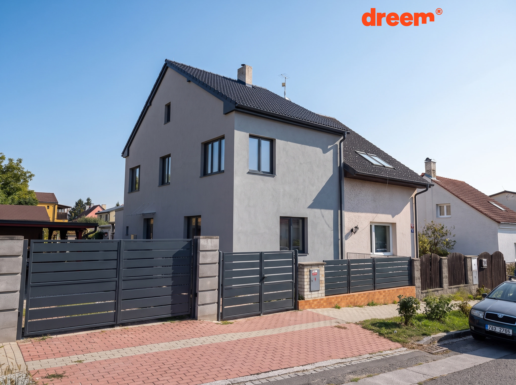 Vizualizace domu po možné rekonstrukci s novou fasádou, střechou a oplocením.