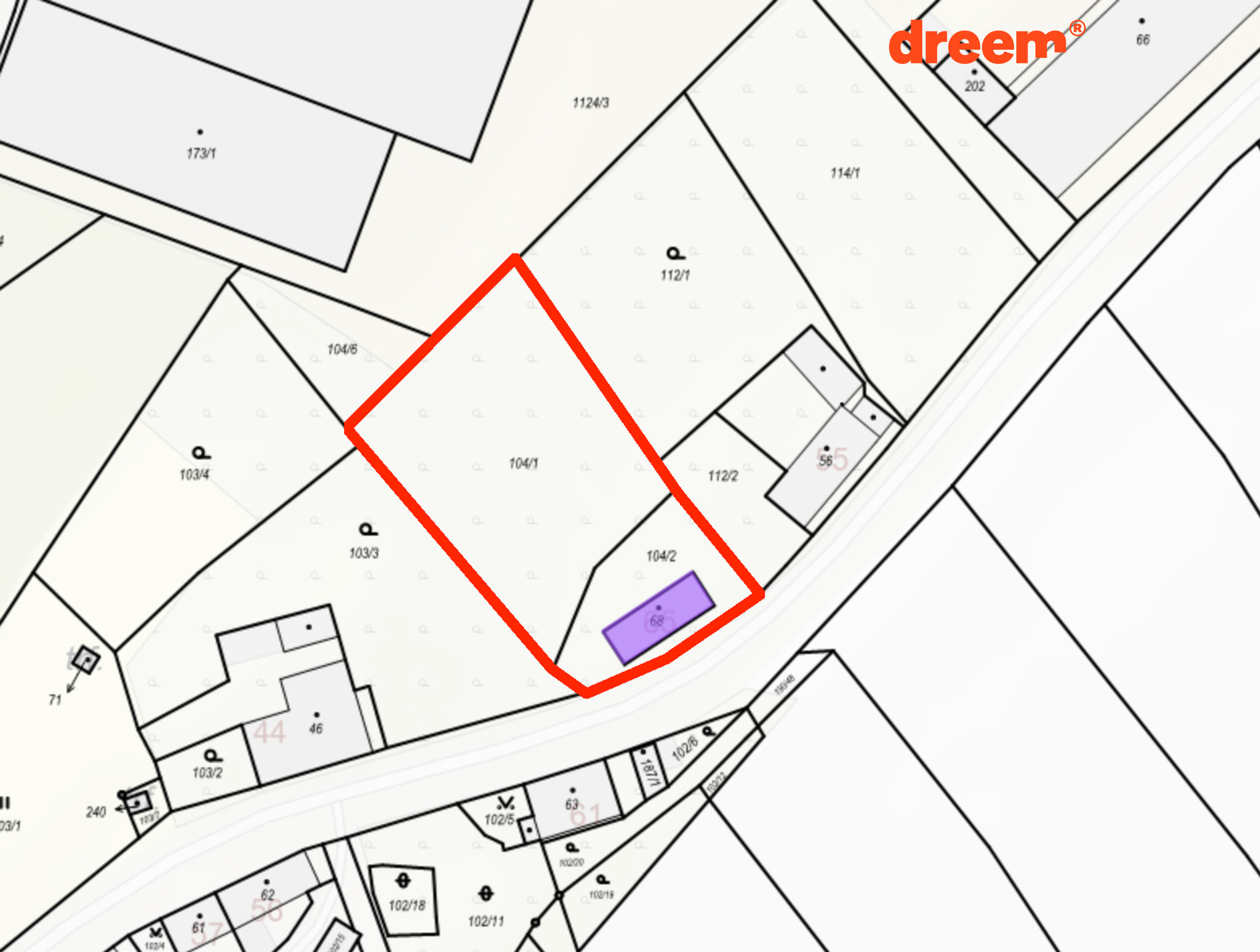 Katastrální mapa s červeným ohraničením pozemku a fialově označenou budovou